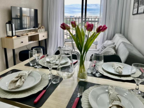 Apartamento decorado com sacada no polo cultural da Cidade
